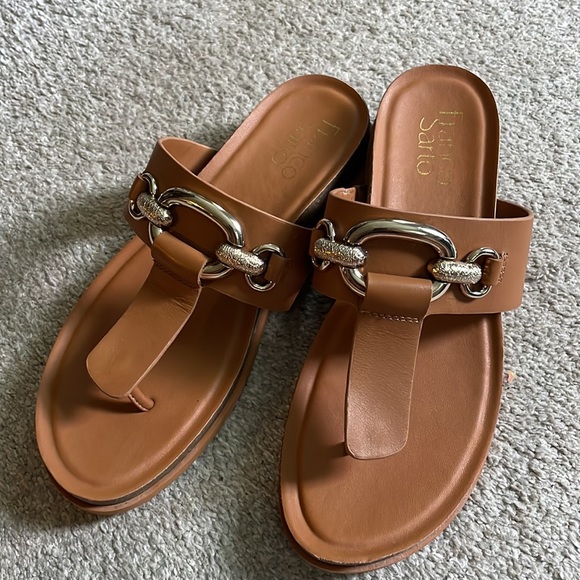 Brown sandals with gold accents - Picture 2 of 2